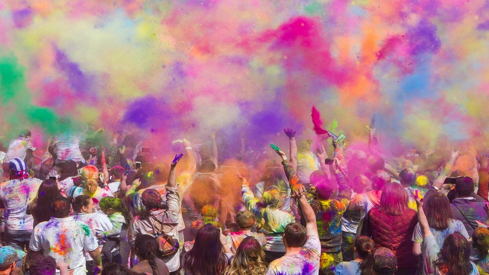Holi Festival in Indien — Menschen feiern mit bunten Farben