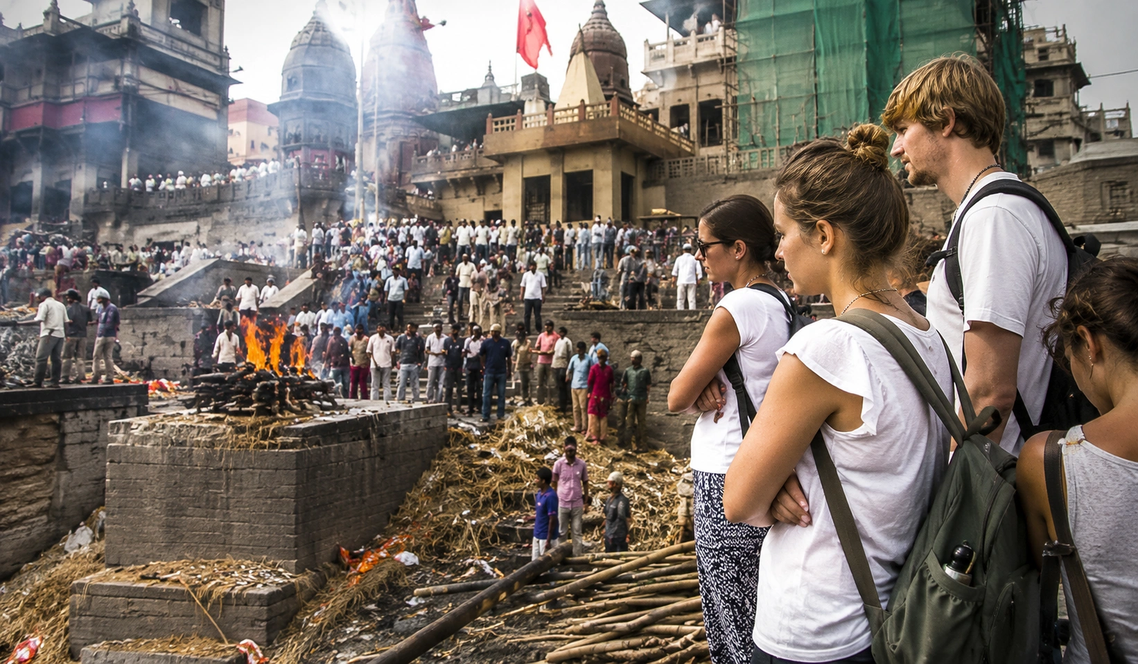 Blick vom Boot auf die Ghats von Varanasi — Pilger und Boote am Ganges
